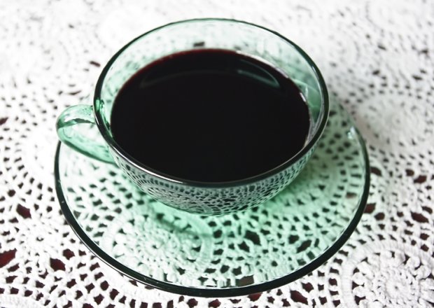 Fotografia przedstawiająca sok z czarnego bzu bez cukru