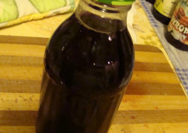 Fotografia przedstawiająca sok z czarnego bzu