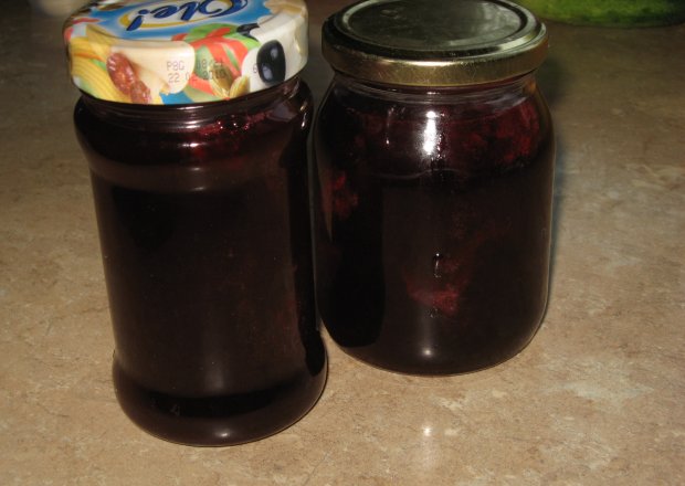 Fotografia przedstawiająca sok z czarnej porzeczki z cytryną
