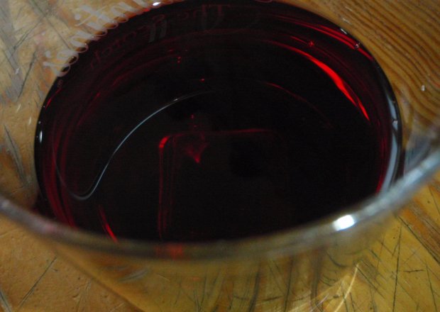 Fotografia przedstawiająca sok z czarnej porzeczki