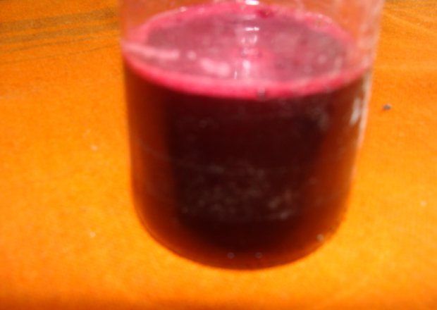 Fotografia przedstawiająca sok z czarnej porzeczki
