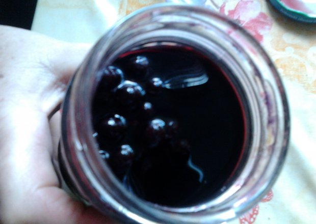 Fotografia przedstawiająca sok z czarnych jagód miesięczny