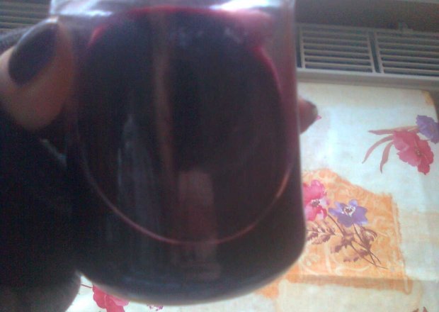 Fotografia przedstawiająca sok z czarnych jagód