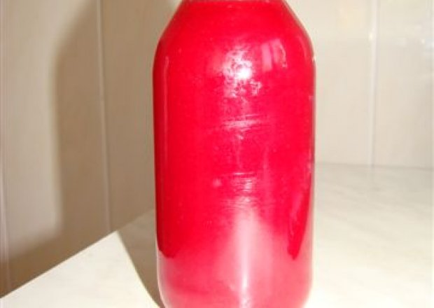 Fotografia przedstawiająca sok z czerwonej porzeczki