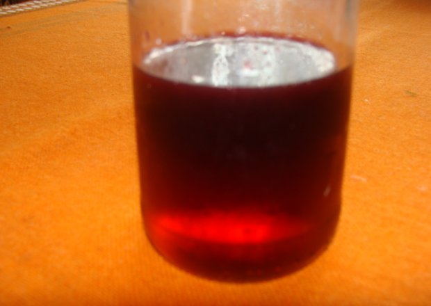 Fotografia przedstawiająca sok z jabłek i malin