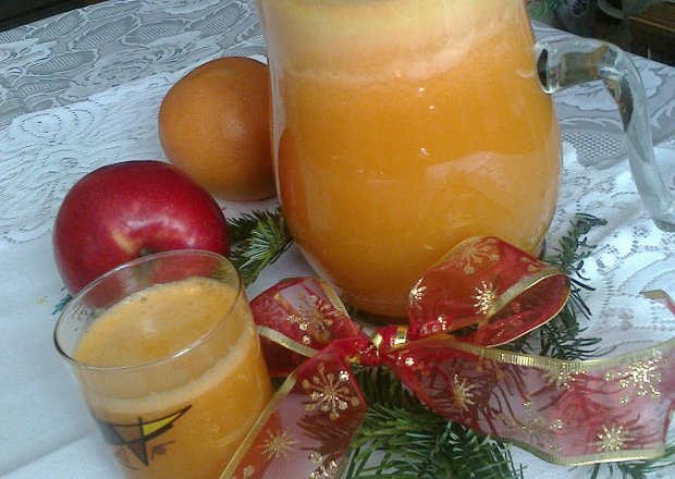 Fotografia przedstawiająca Sok z jabłek, pomarańczy i marchwi