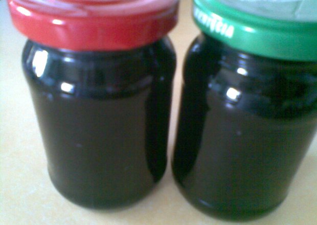 Fotografia przedstawiająca sok z malin i czarnego bzu
