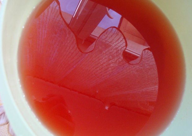 Fotografia przedstawiająca sok z malin i porzeczek