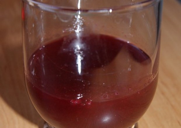 Fotografia przedstawiająca sok z malin