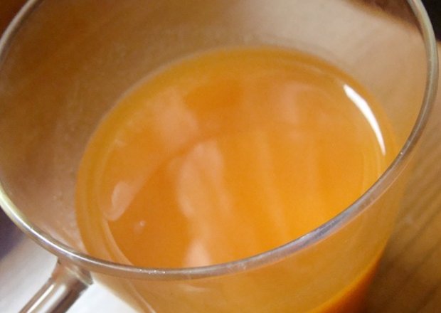 Fotografia przedstawiająca sok z marchewki i banana