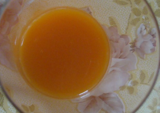Fotografia przedstawiająca sok z marchweki i brzoskwinii