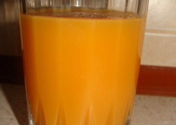 Fotografia przedstawiająca sok z marchwi i pomarańczy