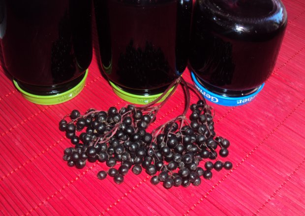 Fotografia przedstawiająca Sok z owoców czarnego bzu