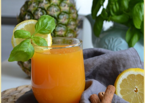 Fotografia przedstawiająca sok z pomarańczy i imbiru