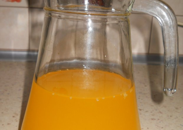 Fotografia przedstawiająca sok z pomarańczy wyciskany