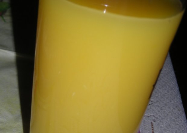 Fotografia przedstawiająca sok z pomarańczy z imbirem