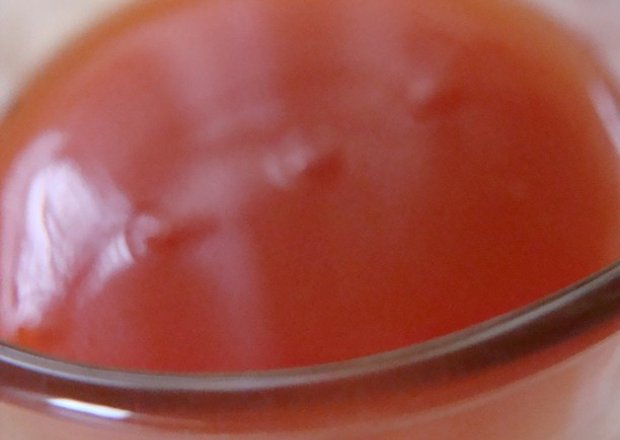 Fotografia przedstawiająca sok z truskawek i marchwi