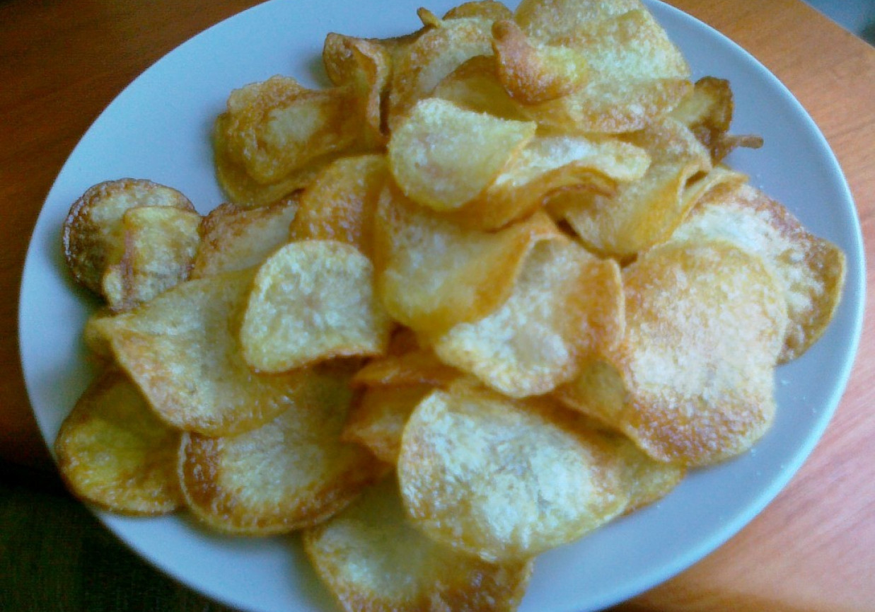 Solone chipsy z młodych ziemniaków foto