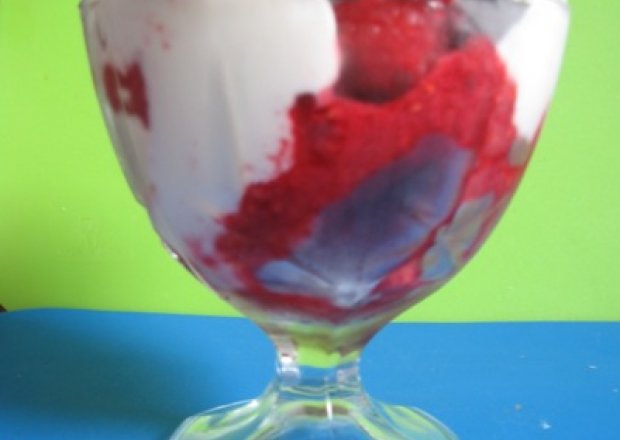 Fotografia przedstawiająca sorbet malinowo-jogurtowy