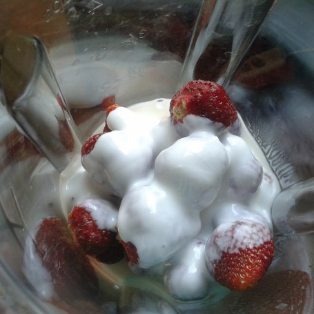 Krok 4 - Sorbetowo-jogurtowe lody truskawkowe foto