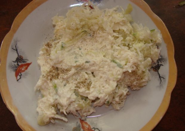 Fotografia przedstawiająca sórówka z białej kapusty i ogórka z sosem czosnkowym