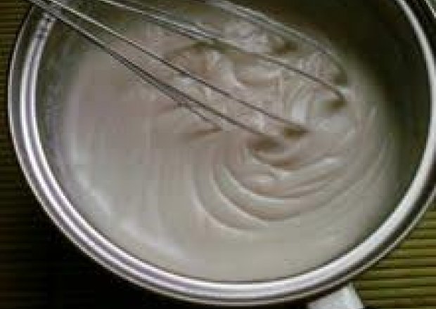 Fotografia przedstawiająca Sos beszamelowy z mleczka kokosowego