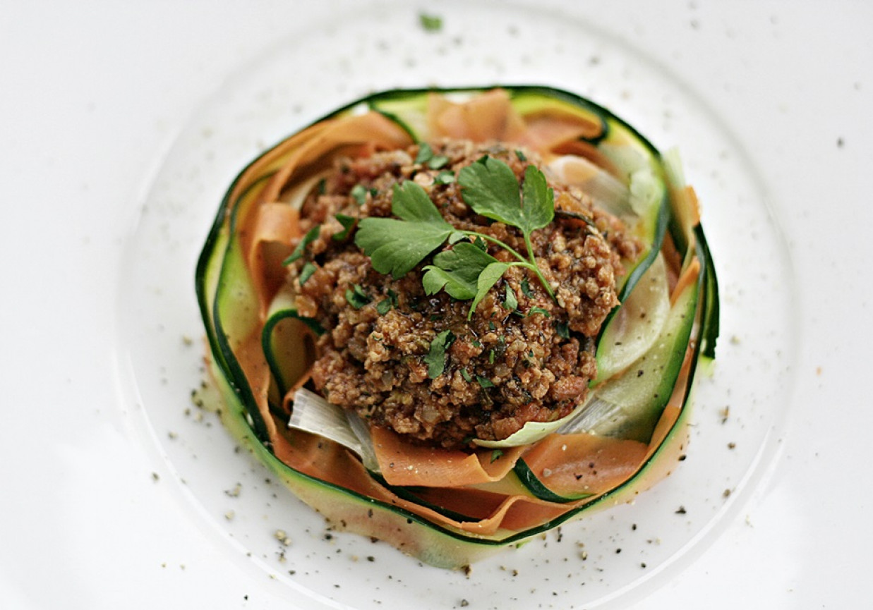 Sos bolognese z makaronem z warzyw foto