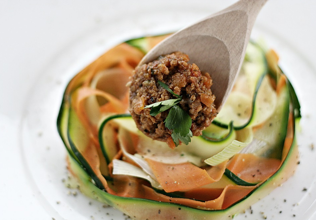 Sos bolognese z makaronem z warzyw foto