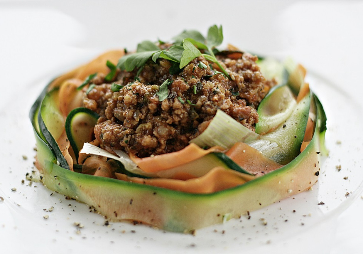 Sos bolognese z makaronem z warzyw foto