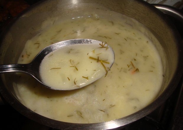 Fotografia przedstawiająca Sos cebulowo koperkowy do młodych ziemniaków