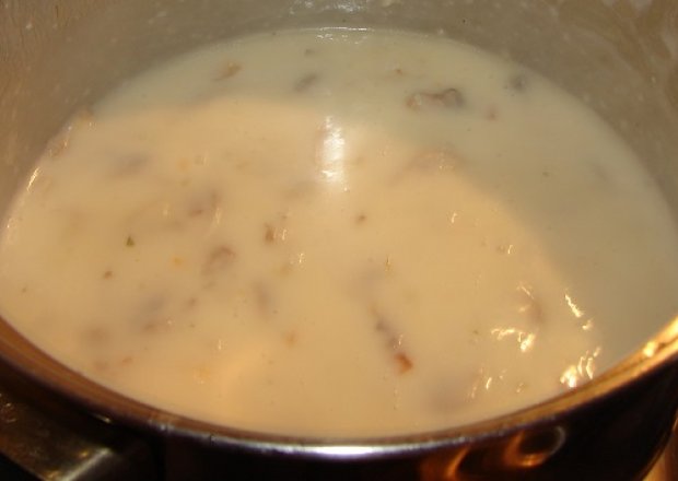 Fotografia przedstawiająca sos cebulowo-pieczarkowy