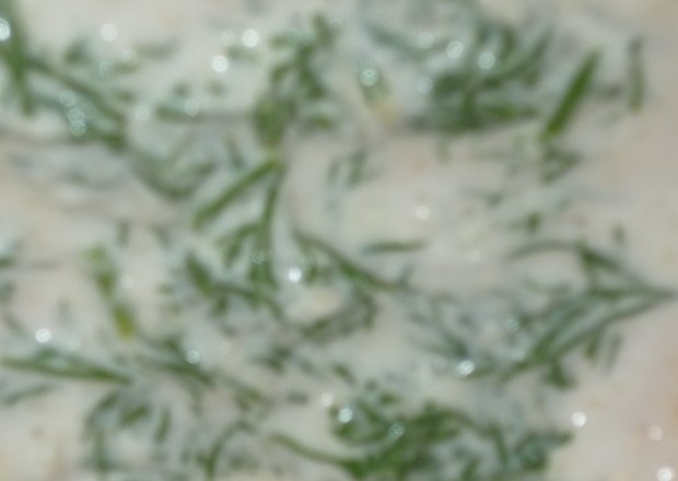 Fotografia przedstawiająca sos chrzanowo-koperkowy