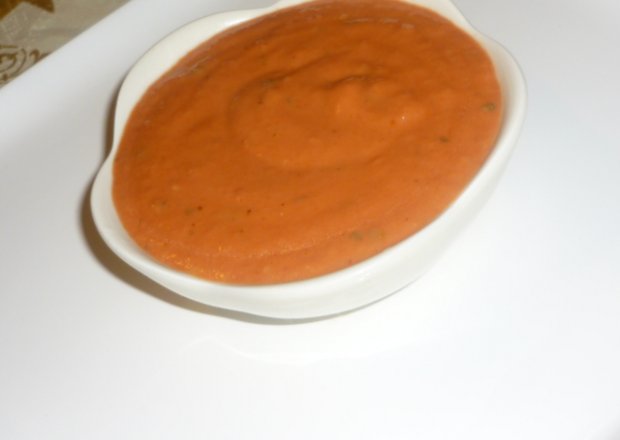 Fotografia przedstawiająca sos chrzanowo-pomidorowy z majerankiem