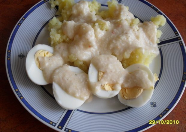 Fotografia przedstawiająca Sos chrzanowy z jajkiem i ziemniakami.