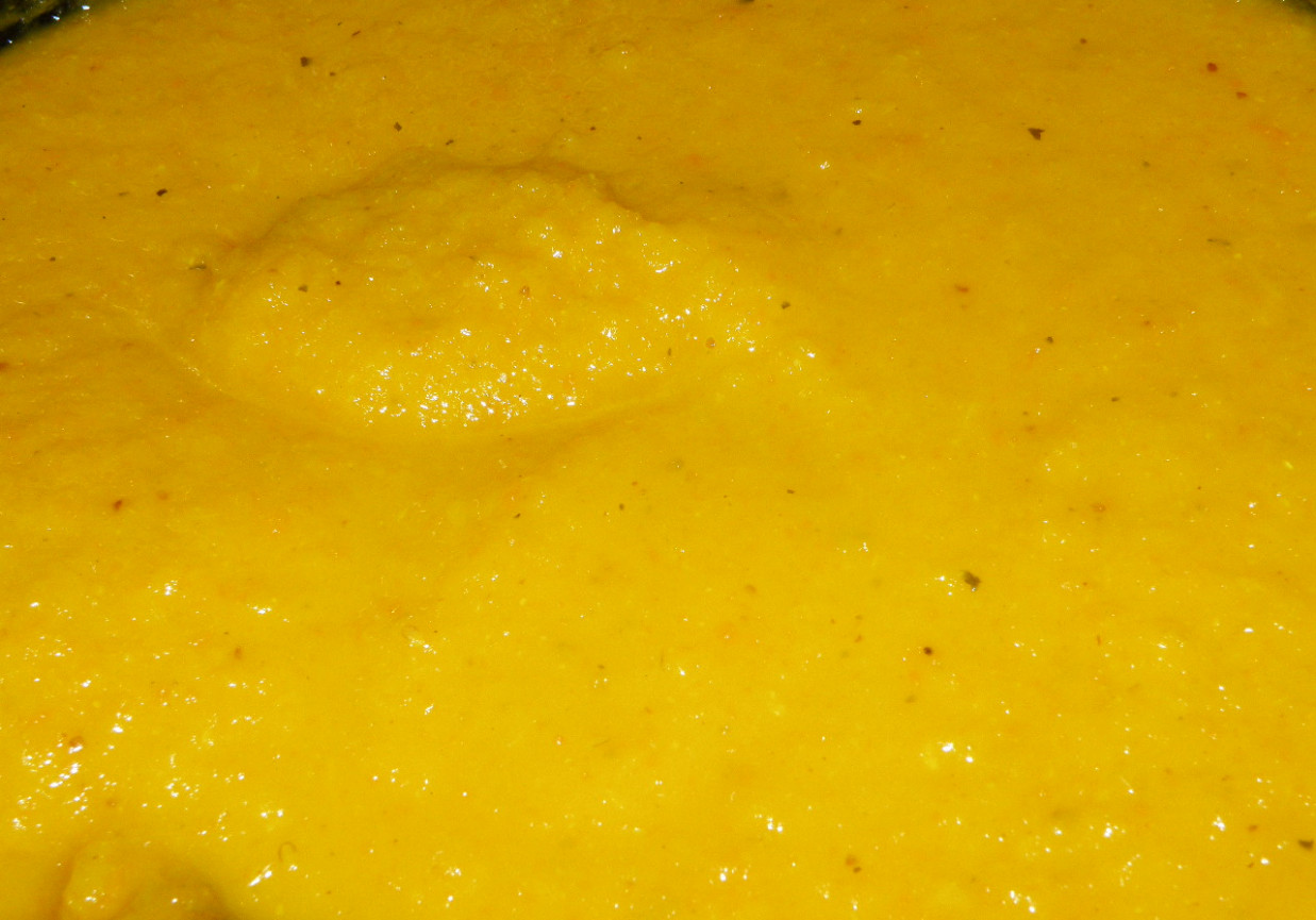 Sos curry z papryką i cukinią foto
