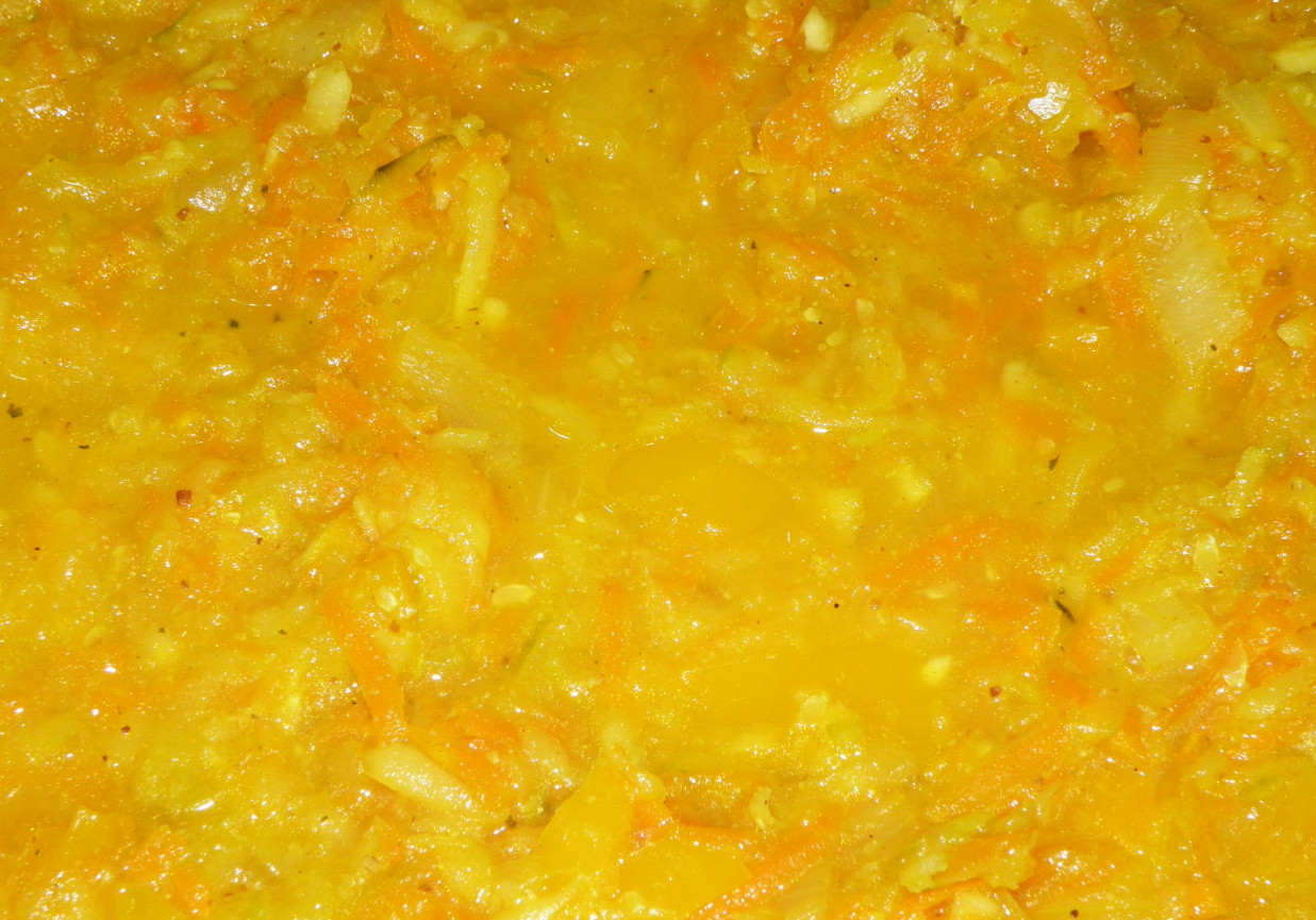 Sos curry z papryką i cukinią foto