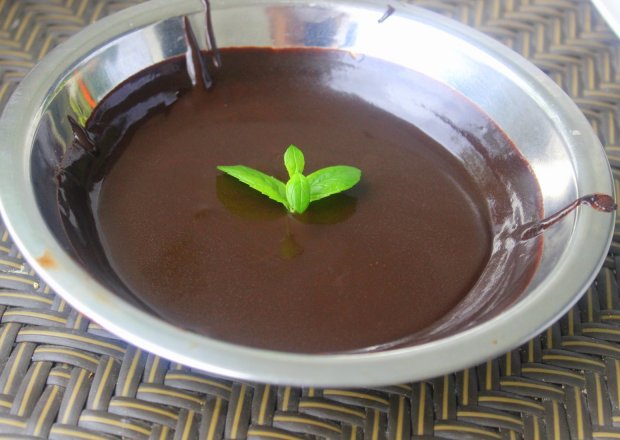 Fotografia przedstawiająca Sos czekoladowo - miętowy