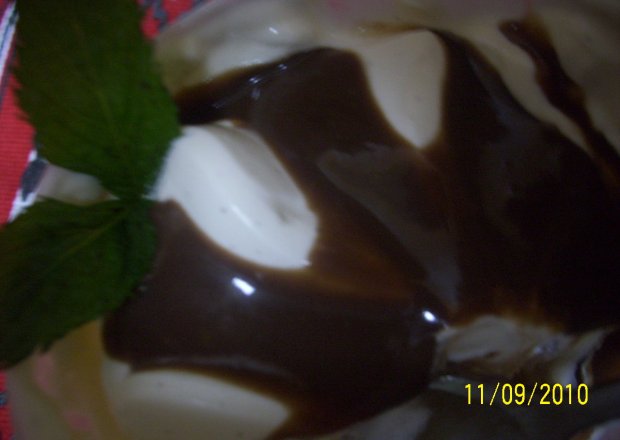 Fotografia przedstawiająca Sos czekoladowo- rumowy