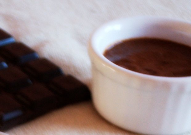Fotografia przedstawiająca Sos czekoladowy z rumem i brązowym cukrem