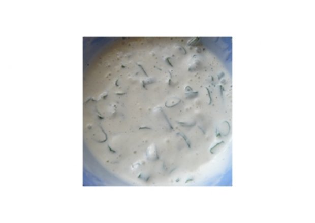 Fotografia przedstawiająca sos czosnkowo-cebulkowy