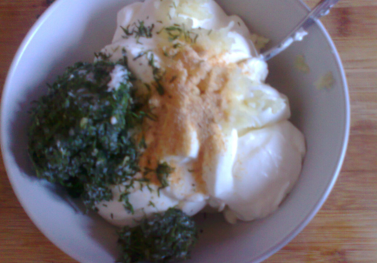 sos czosnkowo-koperkowy foto