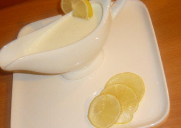 Fotografia przedstawiająca Sos czosnkowo-limonkowy