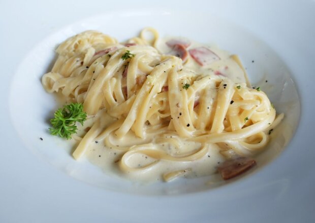 Fotografia przedstawiająca Sos czosnkowy do makaronu