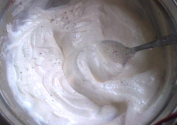 Fotografia przedstawiająca sos czosnkowy jogurtowo-majonezowy
