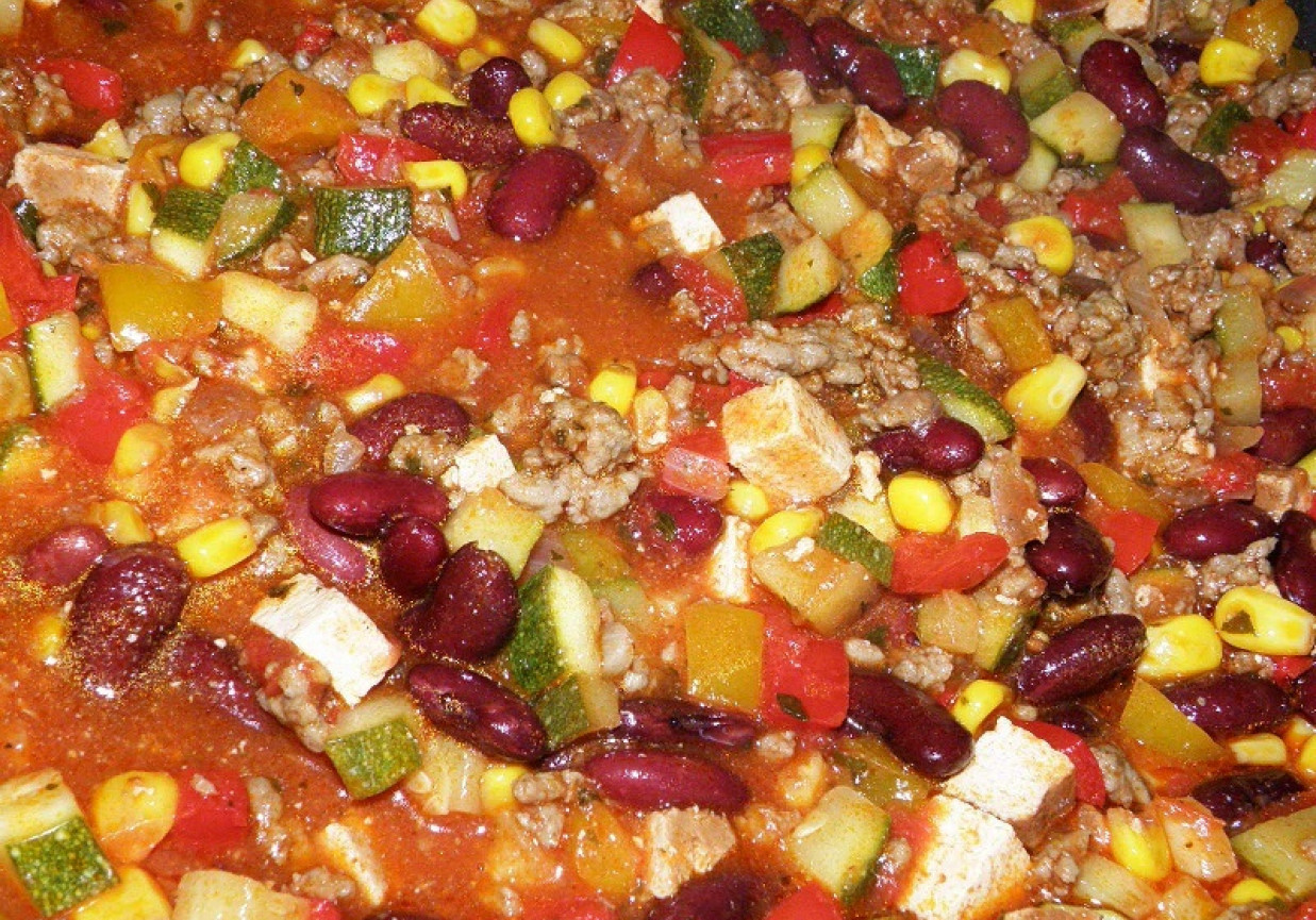 Sos do enchilady z cukinią, tofu i wołowiną foto