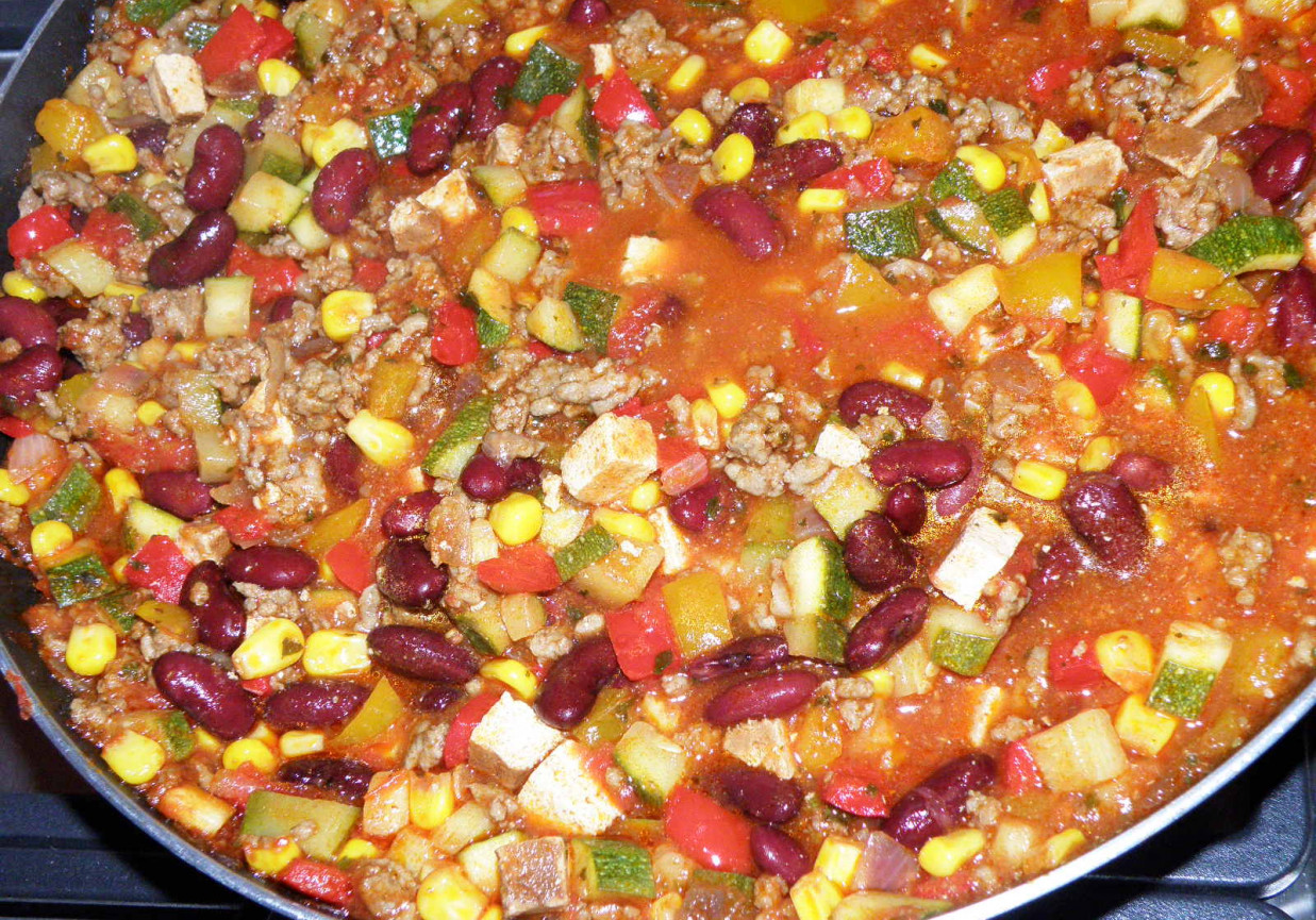 Sos do enchilady z cukinią, tofu i wołowiną foto