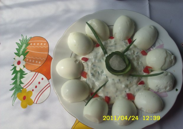 Fotografia przedstawiająca Sos do jajek z ogórkiem