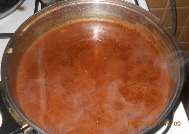 Fotografia przedstawiająca sos do mięsa ciemny
