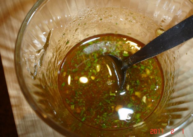 Fotografia przedstawiająca sos do sałatki z miodem