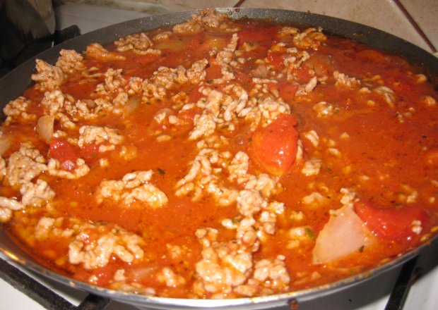 Fotografia przedstawiająca Sos do spagetti z pomidorami z puszki